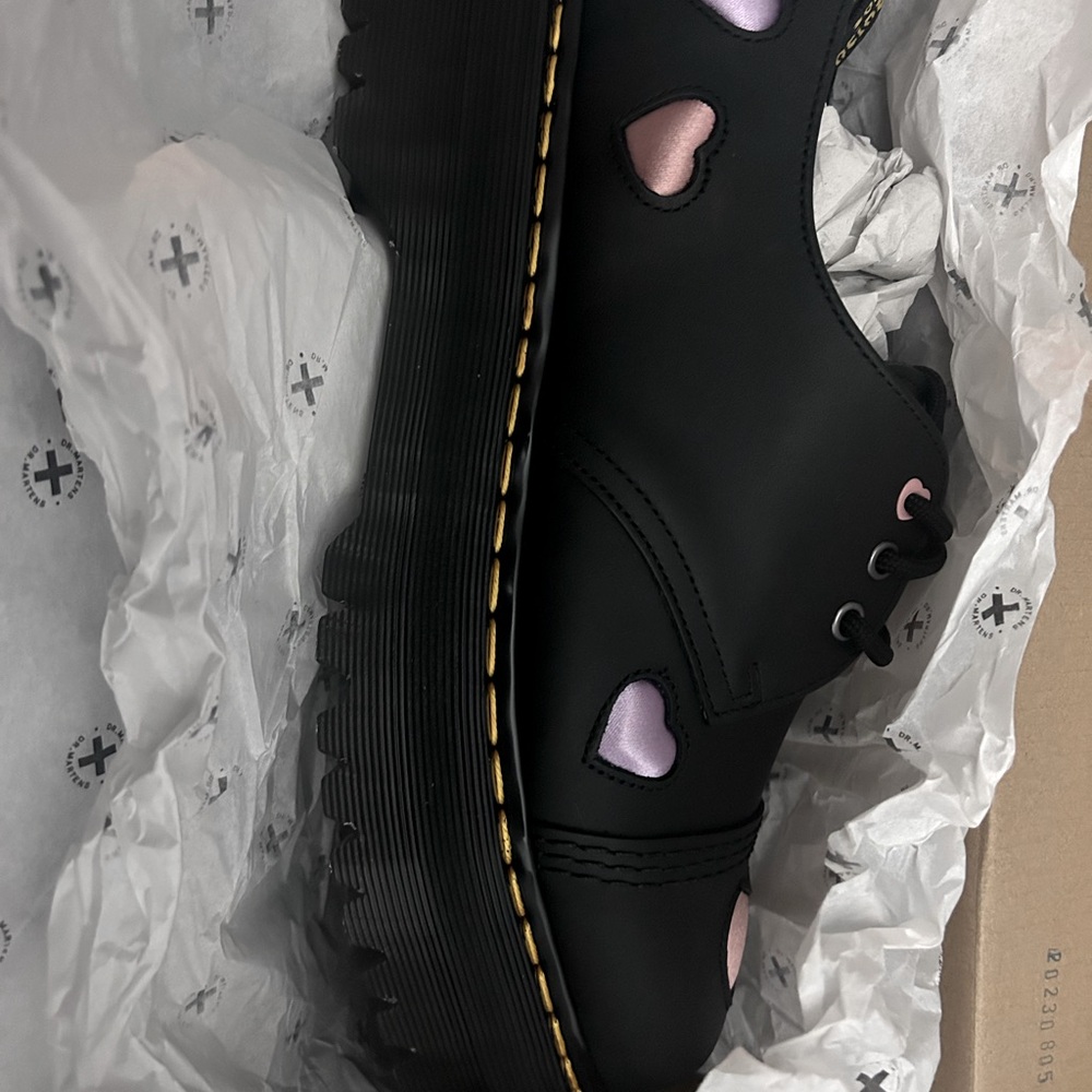 BRAND NEW Dr. Marten’s Women’s Hearts Oxford US11